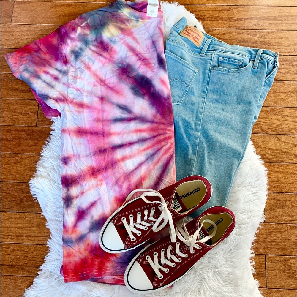 Burgundy Lace up Converse